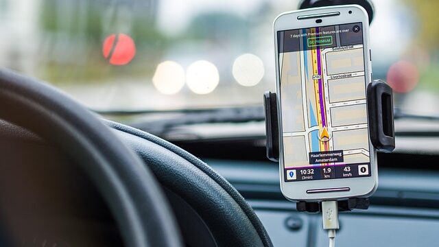 車載ホルダーに固定されたスマートフォンでナビを表示