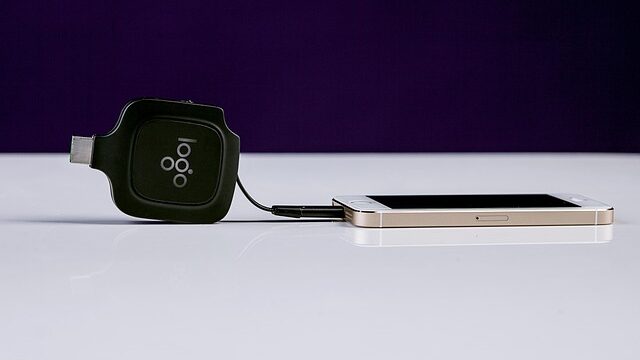小型モバイルバッテリーとスマートフォン
