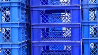 積み重ねられたプラスチック製収納コンテナ