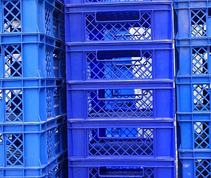 積み重ねられたプラスチック製収納コンテナ